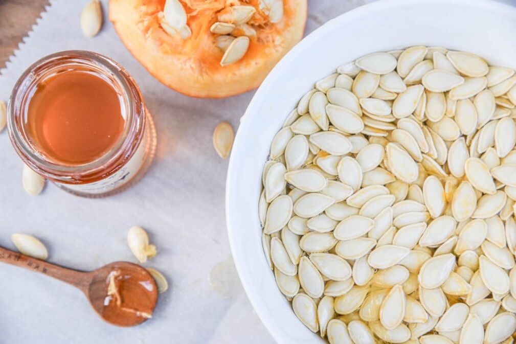 Pumpkin seeds with honey help men fight prostatitis
